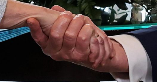 Dazi. Arrivano le frustate dal padrone e i servi ringraziano