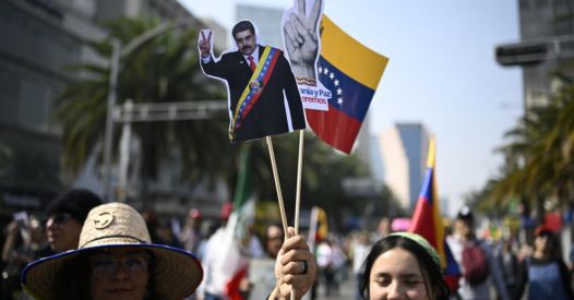 (VIDEO) "Fuori l'imperialismo dall'America Latina": in migliaia a Città del Messico contro il rapimento di Maduro e l'intervento USA