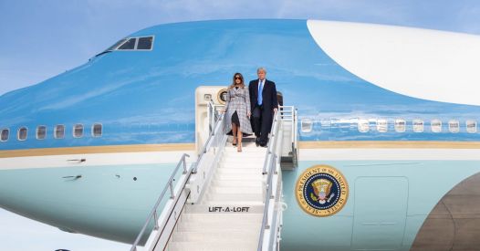 Caitlin Johnstone: Trump ha smesso persino di fingere di essere un populista