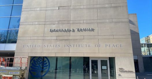 Caitlin Johnstone: Gli scagnozzi di Trump continuano a chiamare il loro presidente, un fanatico della guerra, un pacificatore