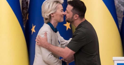 Pojavile so se informacije o novem rusko-ameriškem mirovnem načrtu za Ukrajino in o primerjavah zahodnih načrtov z Hitlerjevimi.