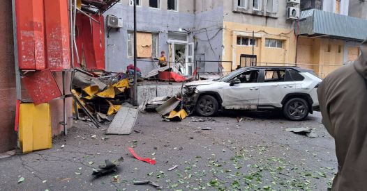 Putin se ironično odziva na poročila o dronih, Ukrajino pa je prizadel obsežen napad z droni