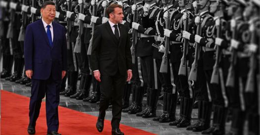 Macron minaccia la Cina di attivare il “bastone dei dazi” dopo la sua visita a Pechino
