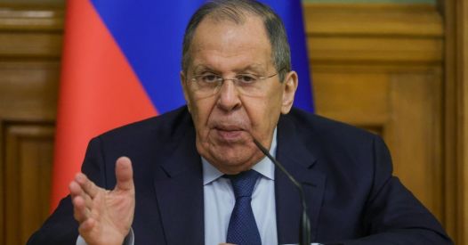 Zelenski pripravljen na volitve in nov mirovni načrt, potekali pogovori v Londonu.