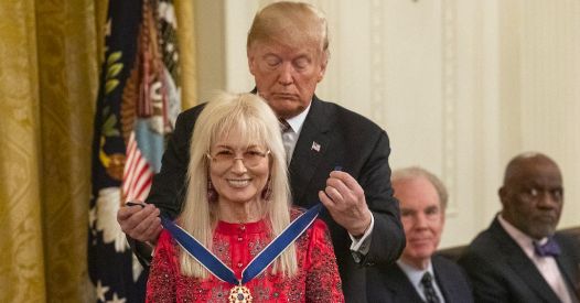 Caitlin Johnstone: Trump continua ad ammettere di essere stato comprato e posseduto dall'israeliana più ricca del mondo