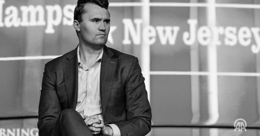 Smrt Charlieja Kirka sprožila odzive, Trump kritiziran zaradi odziva na izraelski napad in povezav z Epsteinom, popularnost mu upada.