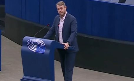 "Mandi i suoi figli in guerra". Eurodeputato si rivolge così a Ursula Von Der Leyen