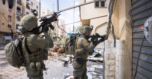 Caitlin Johnstone: Se Israele smette di combattere, finisce il genocidio; se Hamas smette di combattere, la pulizia etnica avanza