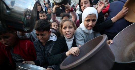 Gaza affamata e bombardata, l’Occidente finge sorpresa