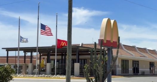Caitlin Johnstone - Al McDonald's di Guantanamo bandiera a mezz'asta per Charlie Kirk