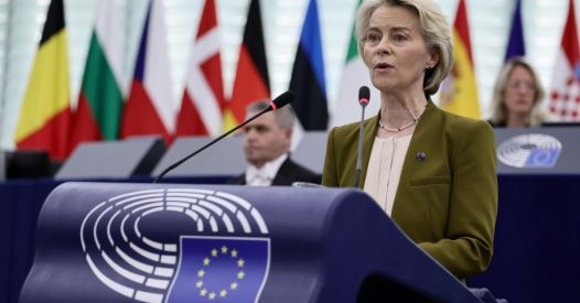 EU obtožuje Rusijo hibridne vojne, Putin priznal odgovornost za sestrelitev azerbajdžanskega letala